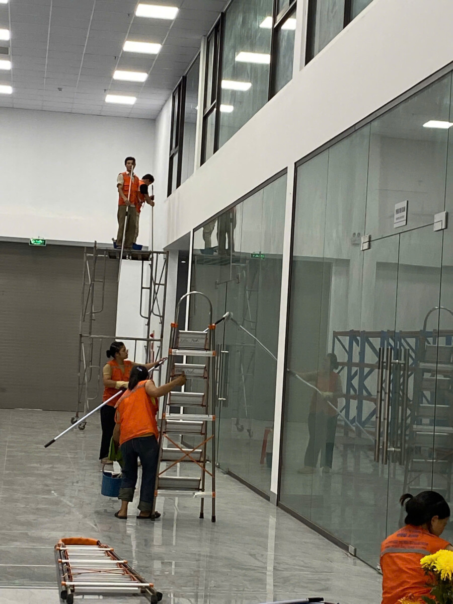 VÌ SAO SAU KHI XÂY DỰNG XONG CẦN PHẢI THUÊ VỆ SINH CÔNG NGHIỆP.
