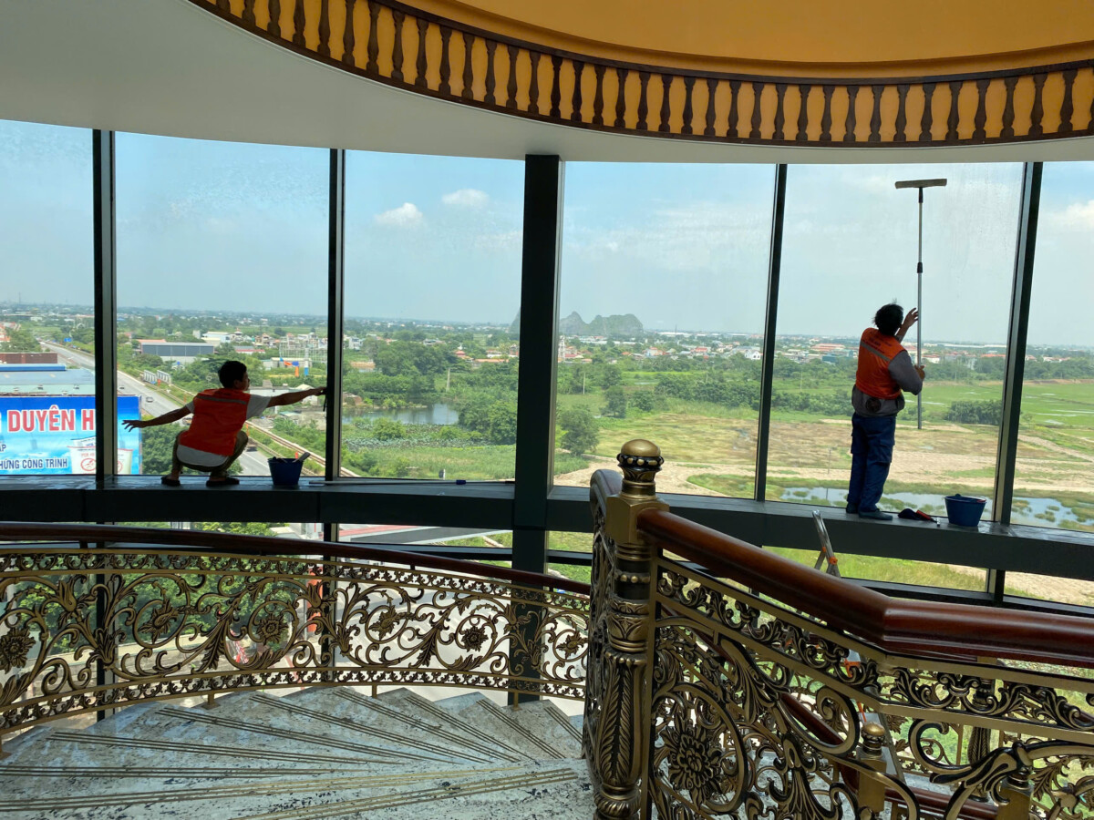 VỆ SINH KÍNH TOÀ NHÀ – GIẢI PHÁP GIỮ VẺ ĐẸP HIỆN ĐẠI & AN TOÀN